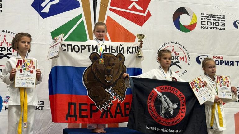 Чемпионка спортивного клуба "Держава" на первом месте пьедестала почета с золотой медалью на турнире по каратэ "Кубок Надежд" в Москве 2025
