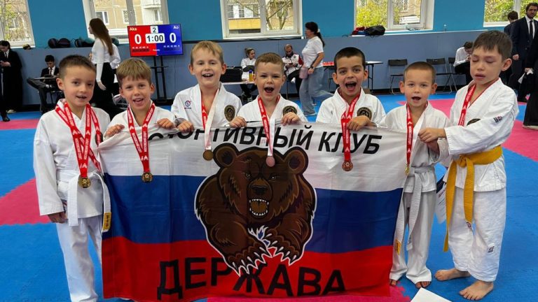 Спортсмены WKF из клуба "Держава" выступают на турнире по каратэ "Юный Альфиец" в Москве, демонстрируют технику ката или кумитэ