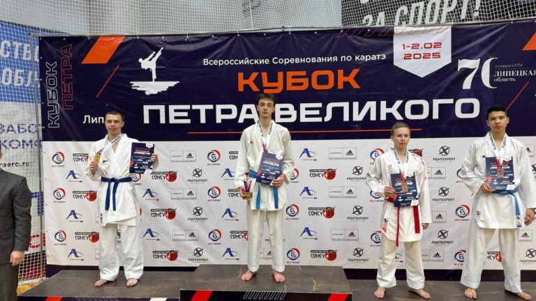 Егор Маркин на 1 месте пьедестала на соревнованиях по каратэ, где выполнил норматив Мастера спорта России