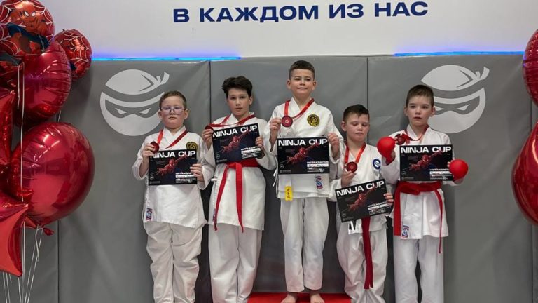 Пьедестал с множеством спортсменов, включая бойцов клуба ДЕРЖАВА, после турнира Nindja CUP