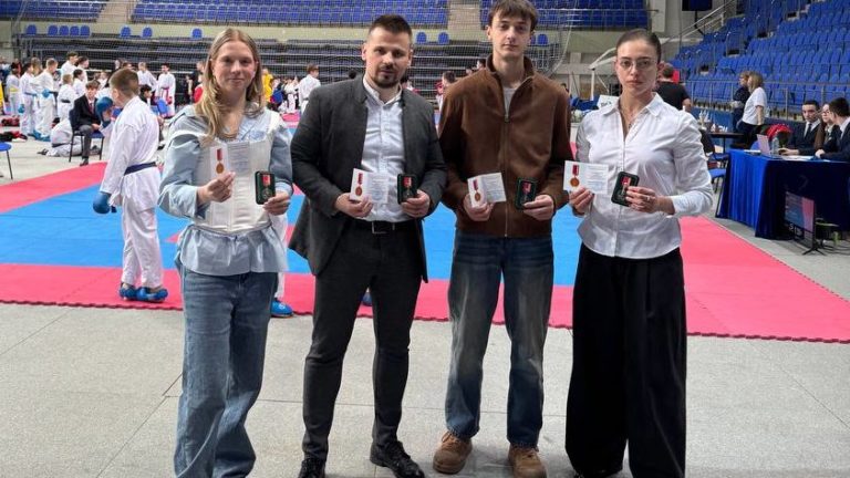 Спортсмены Белякова, Лаврова, Маркин и тренер Воронцов с наградами «Спортивная доблесть»
