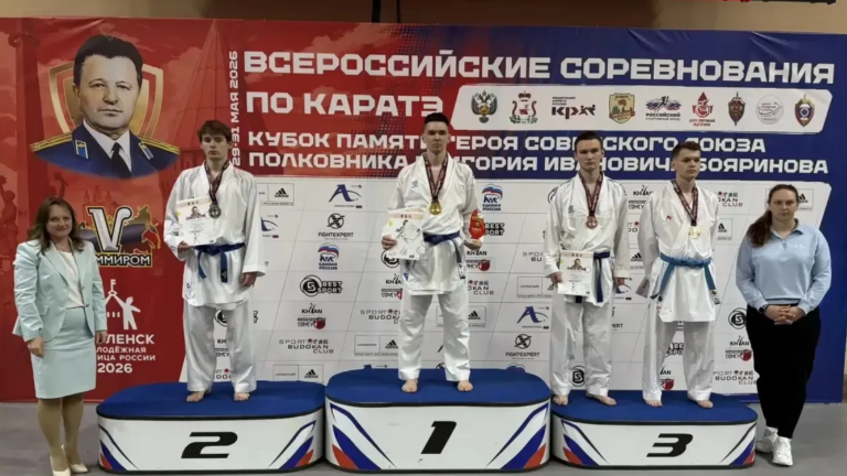 Сафонов Егор на пьедестале после выполнения норматива МС России по каратэ