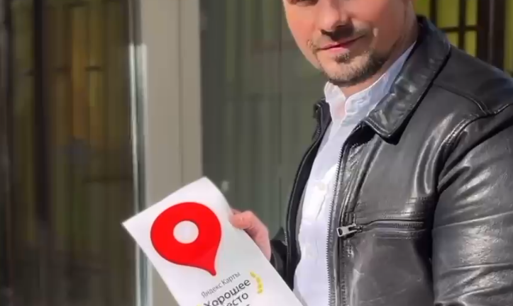 Воронцов Сергей Сергеевич клеит наклейку Яндекс Хорошее место в клубе ДЕРЖАВА