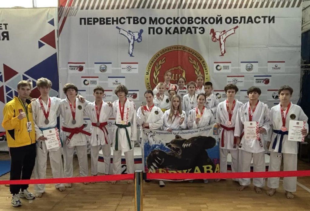 Старшие спортсмены клуба ДЕРЖАВА с медалями и тренер Ященко Сергей Сергеевич